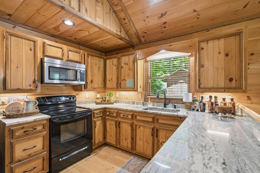 284 The Woods Road Property Photo 4