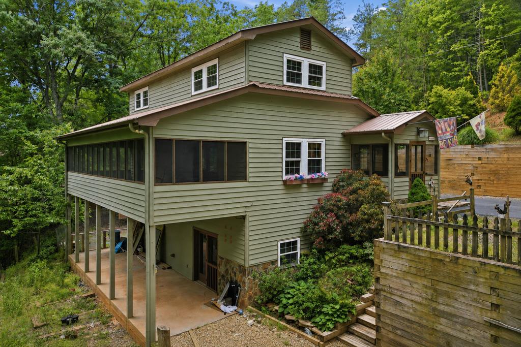 946 Laurel Circle Property Photo 1