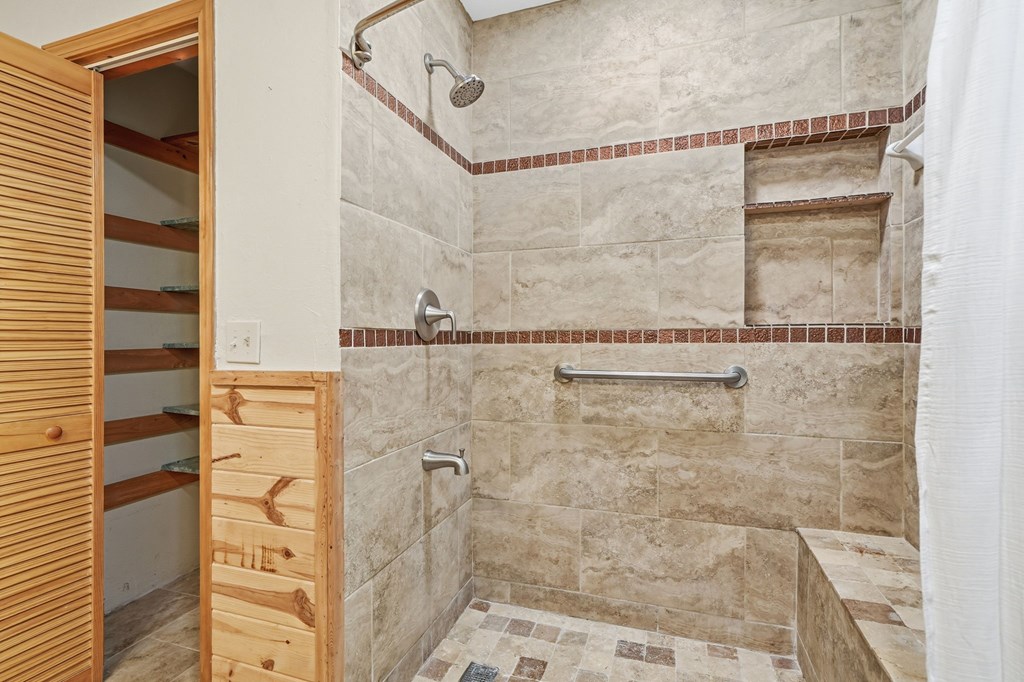 946 Laurel Circle Property Photo 18