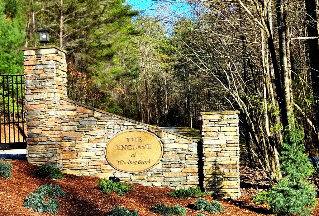 211 Winding Brook Trail Property Photo 4