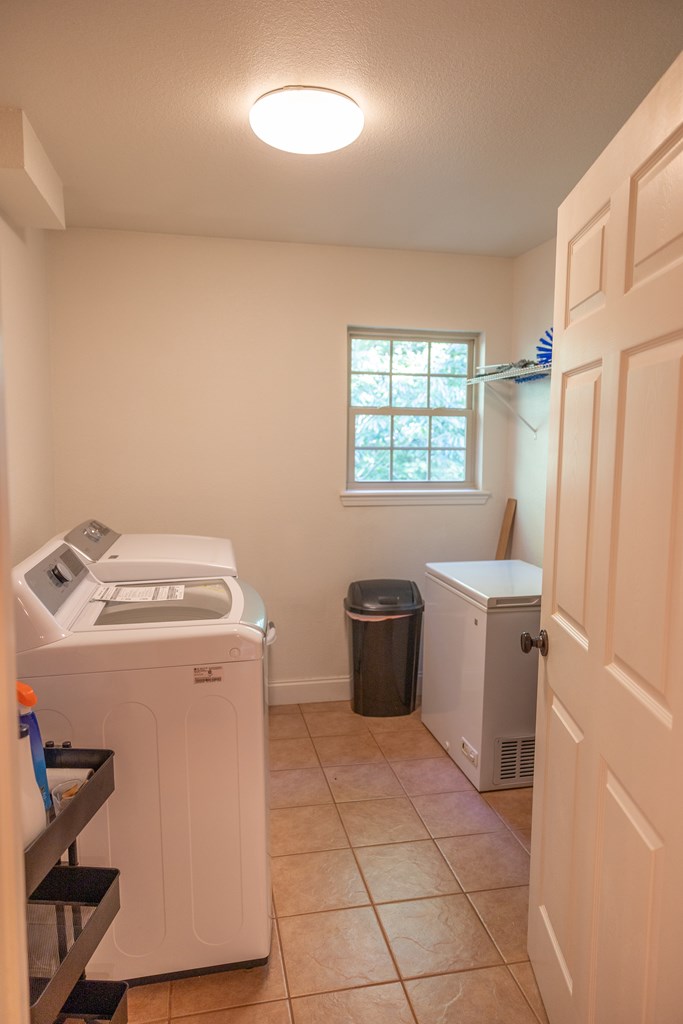 182 Oak Hills Drive Property Photo 10