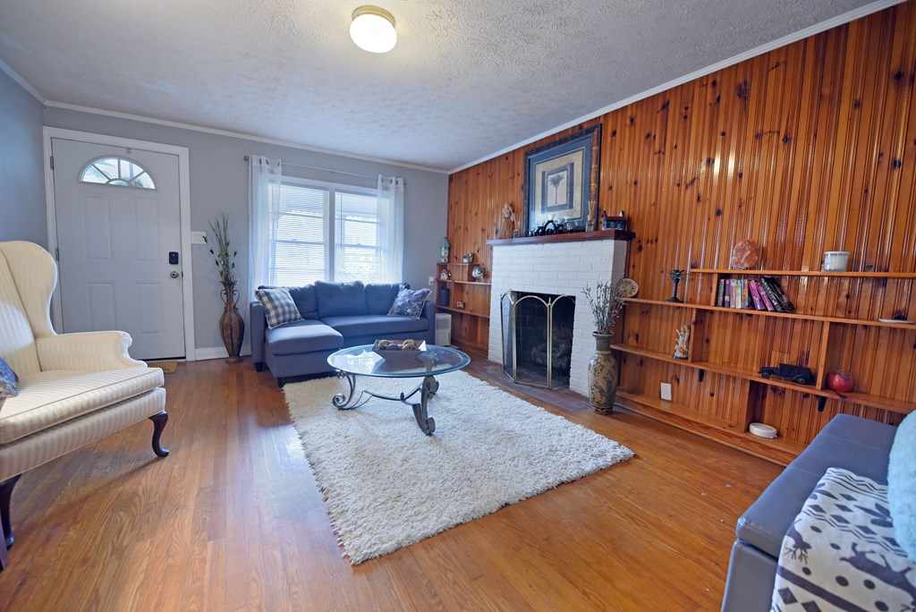 742 Hillcrest Drive Property Photo 2