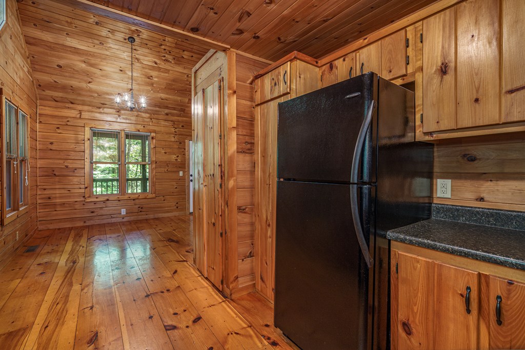 211 Red Oak Forest Lane Property Photo 8
