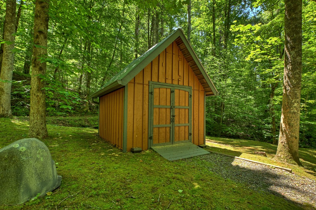 373 Barnes Creek Drive Property Photo 9