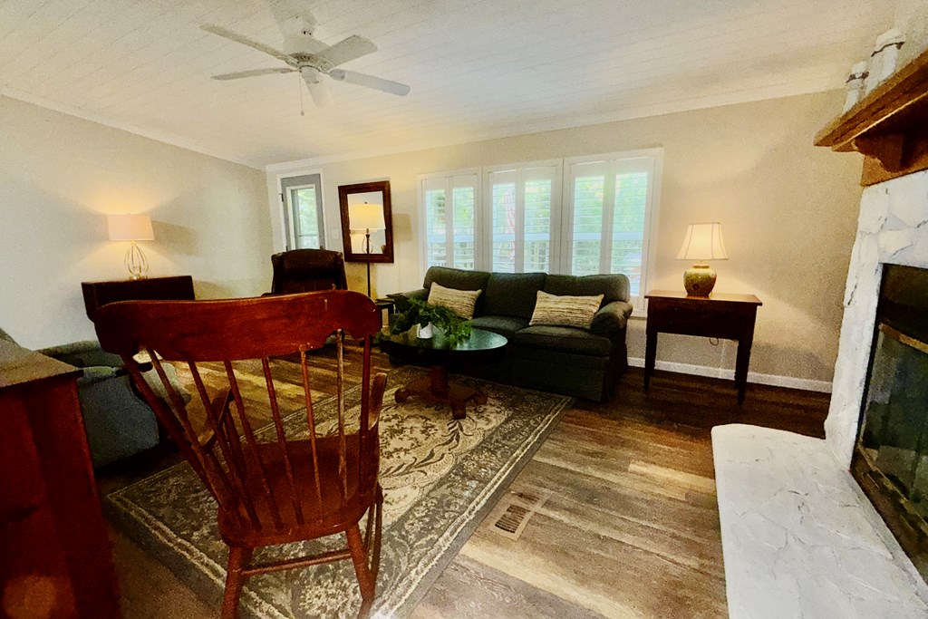 622 Lakeside Drive Property Photo 4