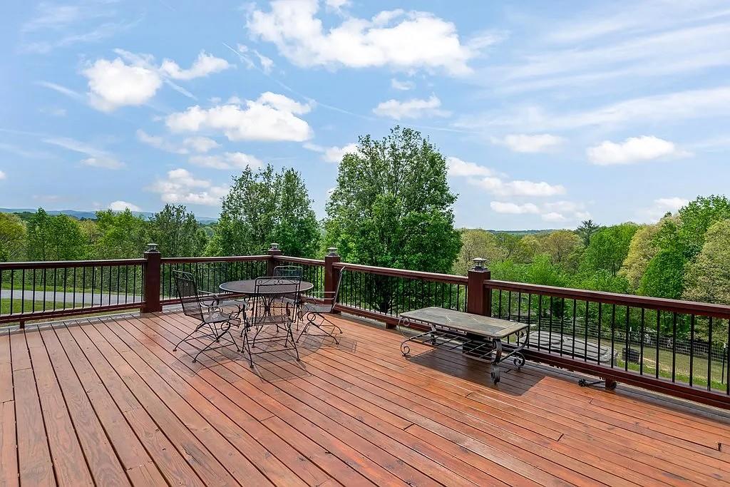 233 Ivy Ridge Property Photo 7