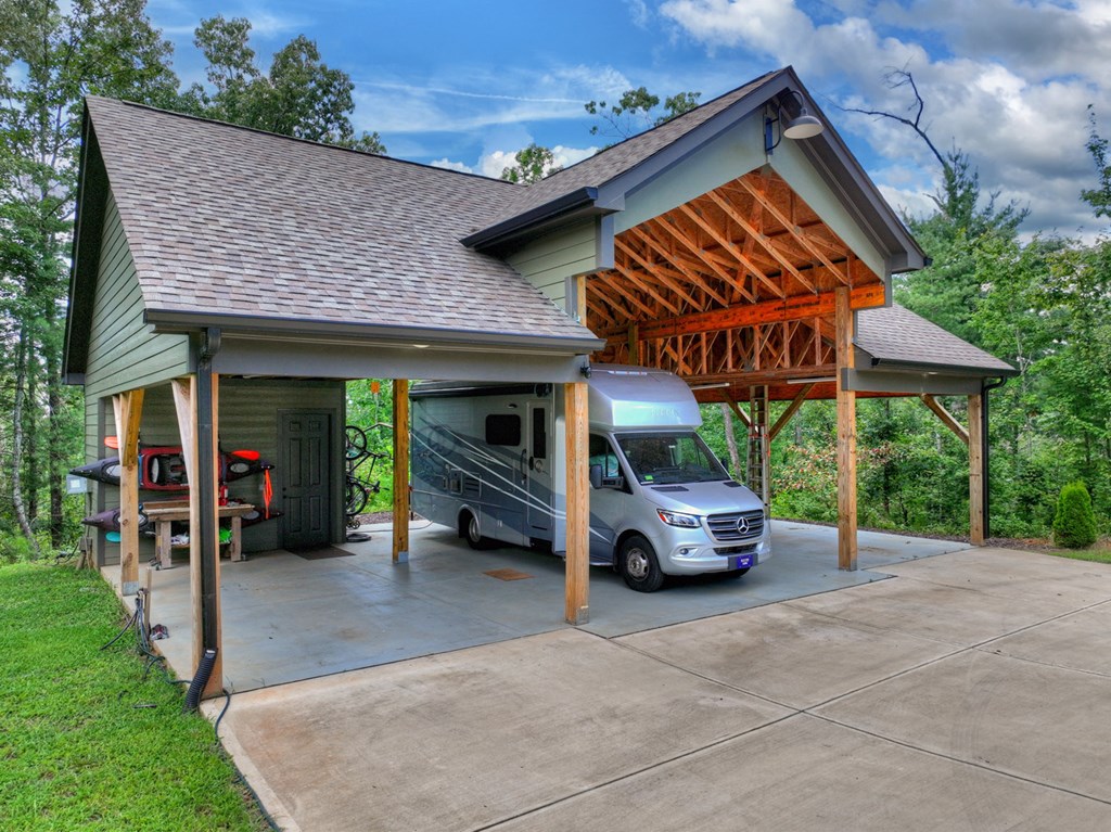 1567 Hap Holt Road Property Photo 8