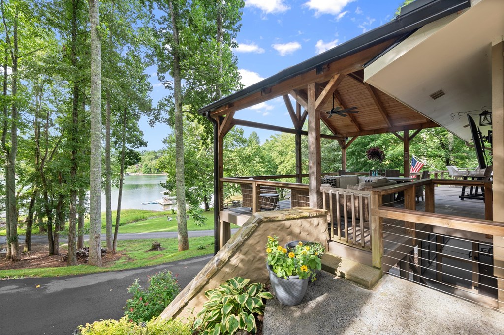 3755 Woods Creek Drive Property Photo 8