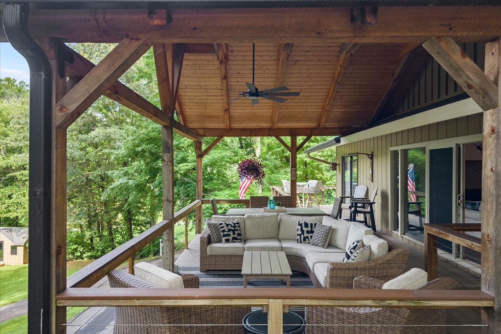 3755 Woods Creek Drive Property Photo 18