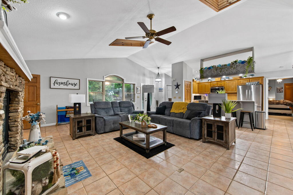 204 Lakeview Dr Property Photo 6