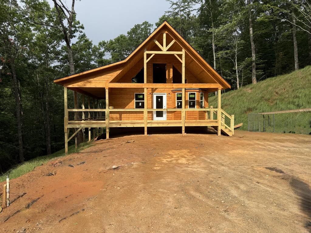 121 Surrey Trail Property Photo 1
