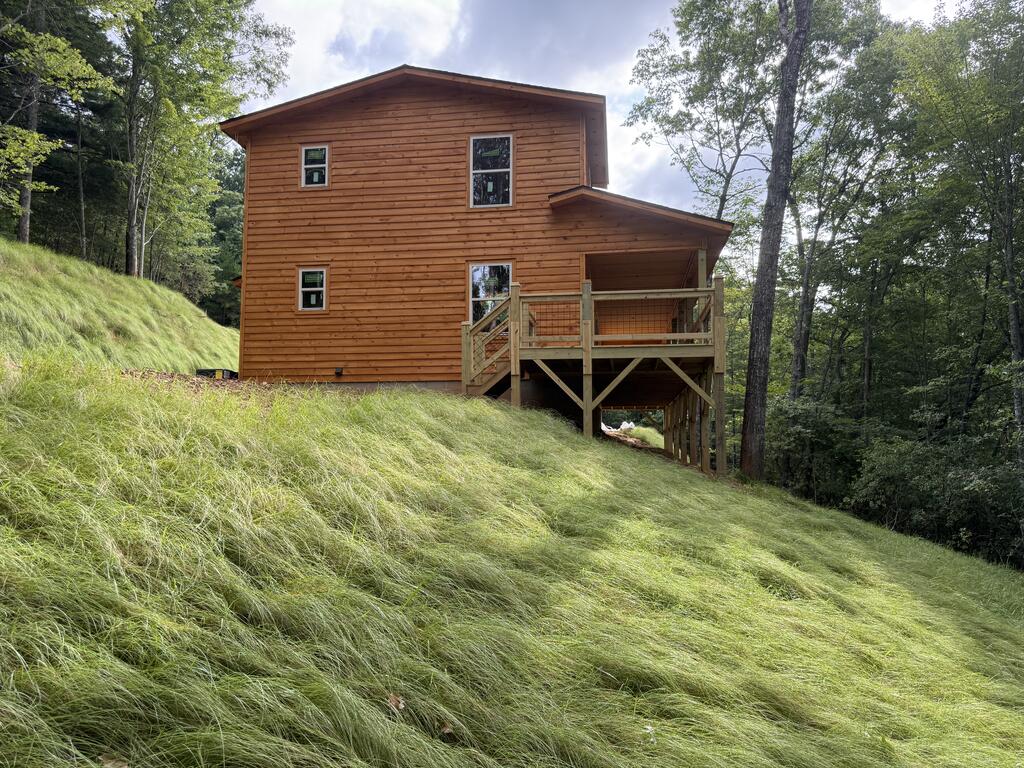 121 Surrey Trail Property Photo 2