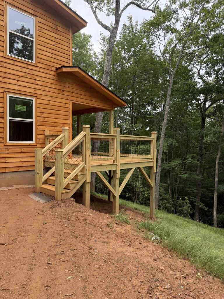 121 Surrey Trail Property Photo 3