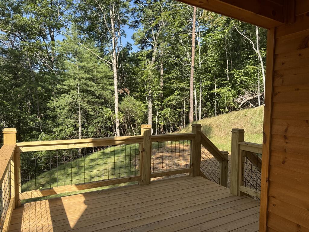 121 Surrey Trail Property Photo 4