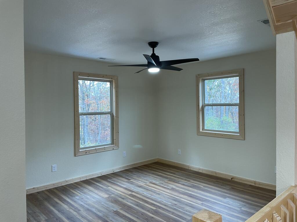 121 Surrey Trail Property Photo 13