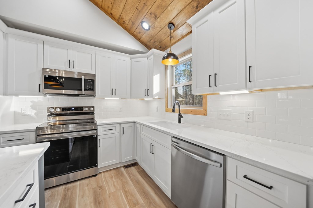 1883 Newport Drive Property Photo 8