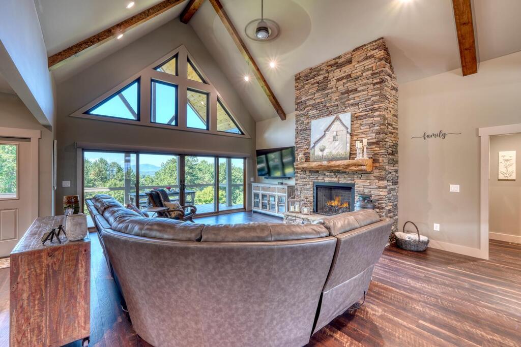921 Ridge Pointe Way Property Photo 4
