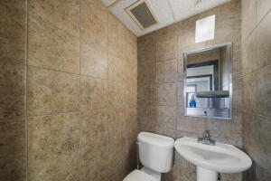 700 S Main Street Property Photo 15