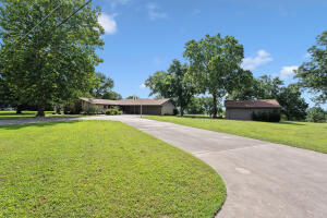 1561 E Country Club Drive Property Photo 1