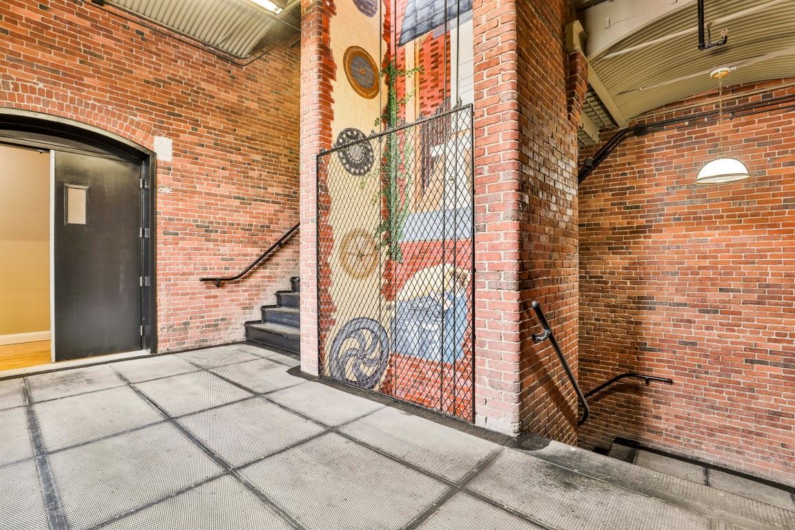 670 North Commercial Street Property Photo 20