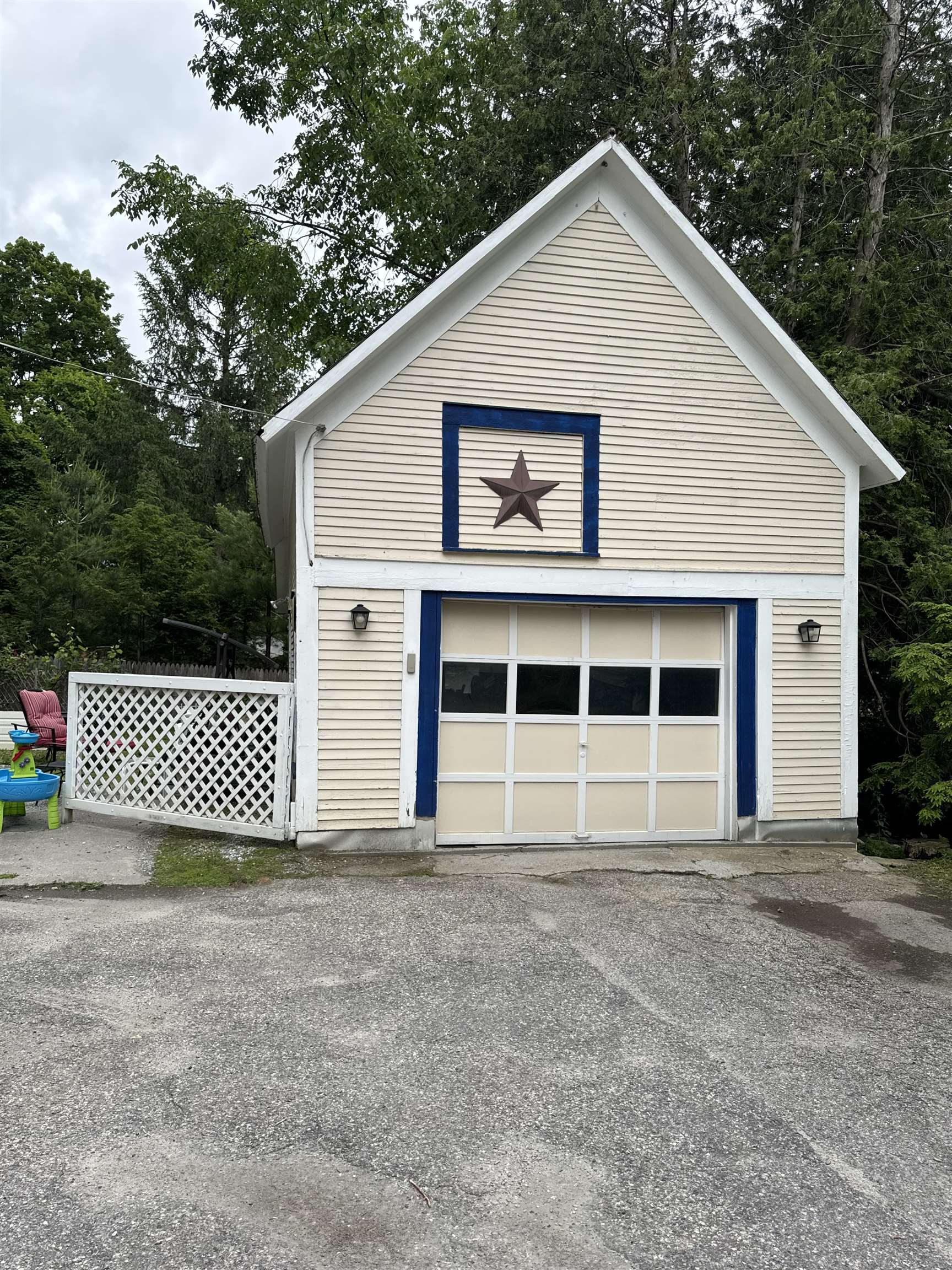 178 Grove Street Property Photo 4
