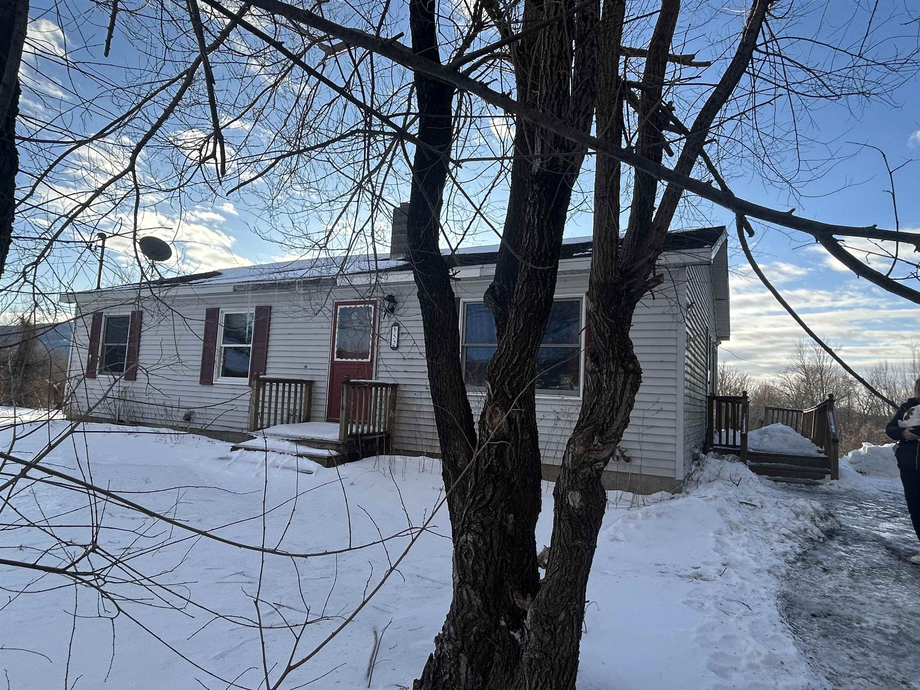 852 East Road Property Photo