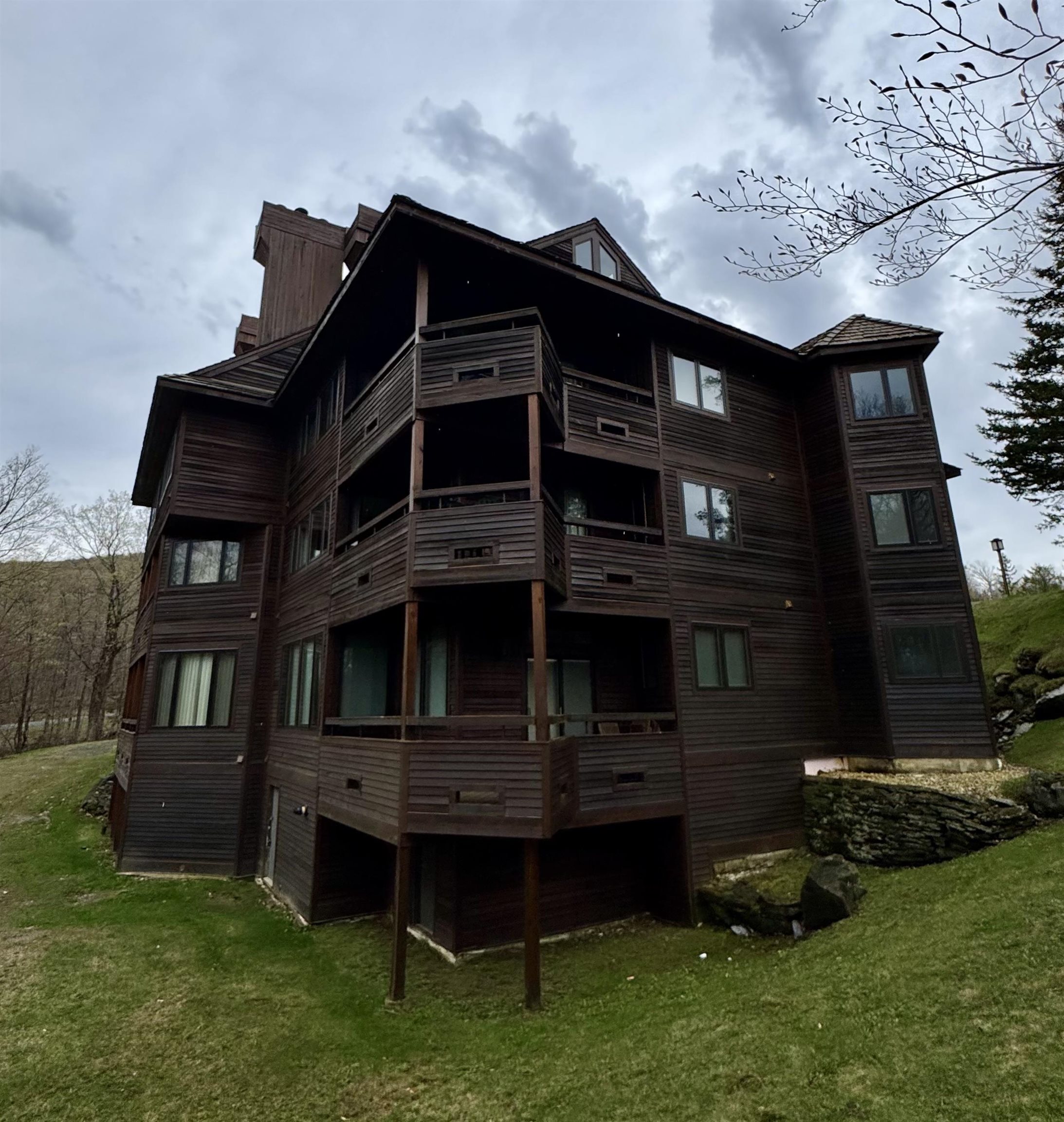 High Ridge Real Estate Listings Main Image