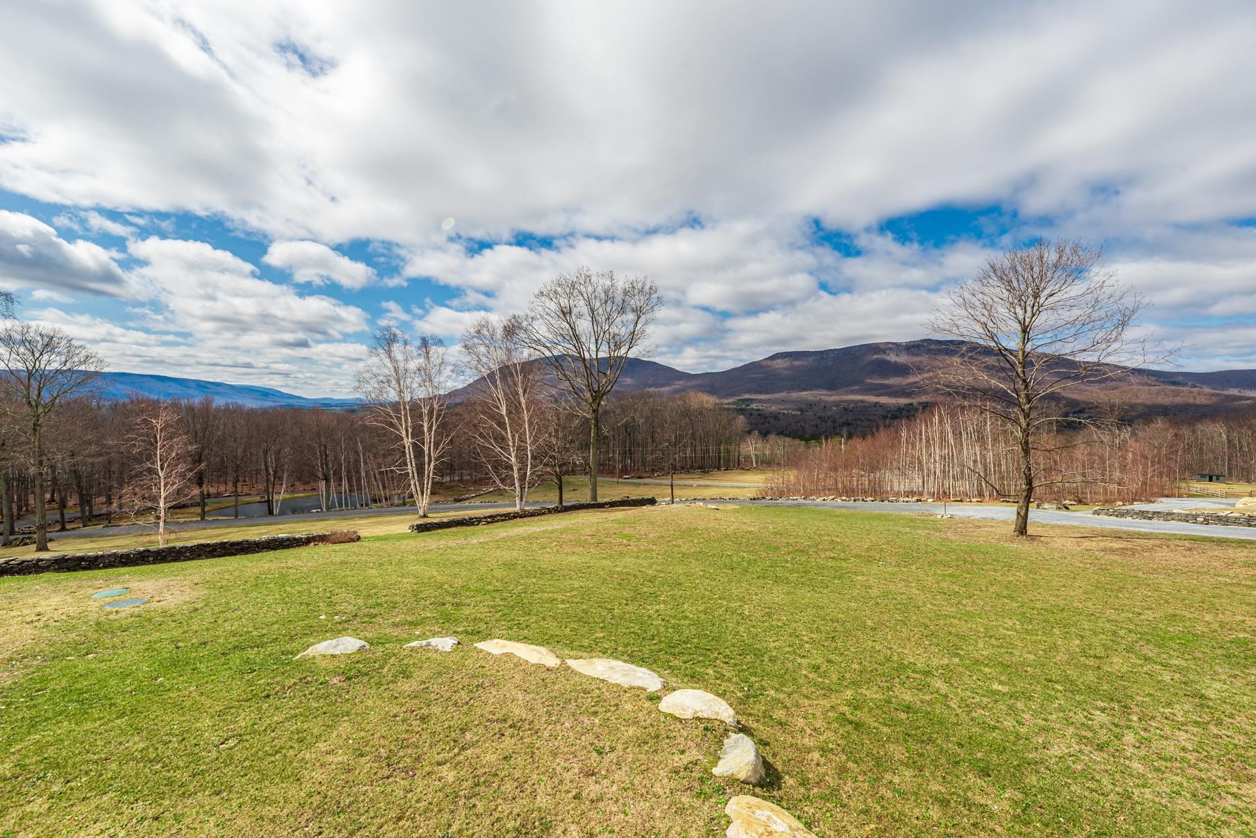 376 Windward Hill Property Photo 4