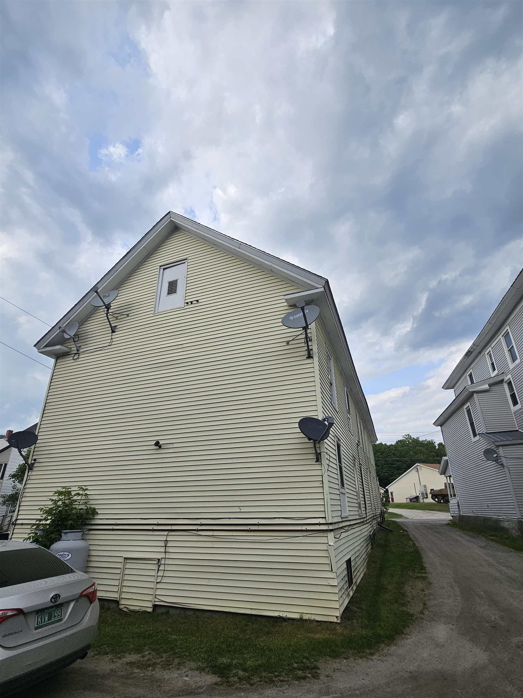 113 Railroad Street Property Photo 3