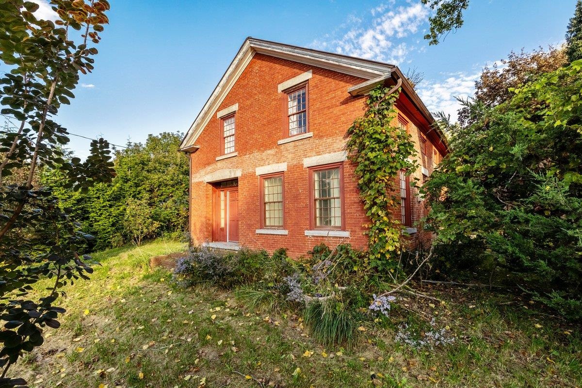 2107 Main Street Property Photo