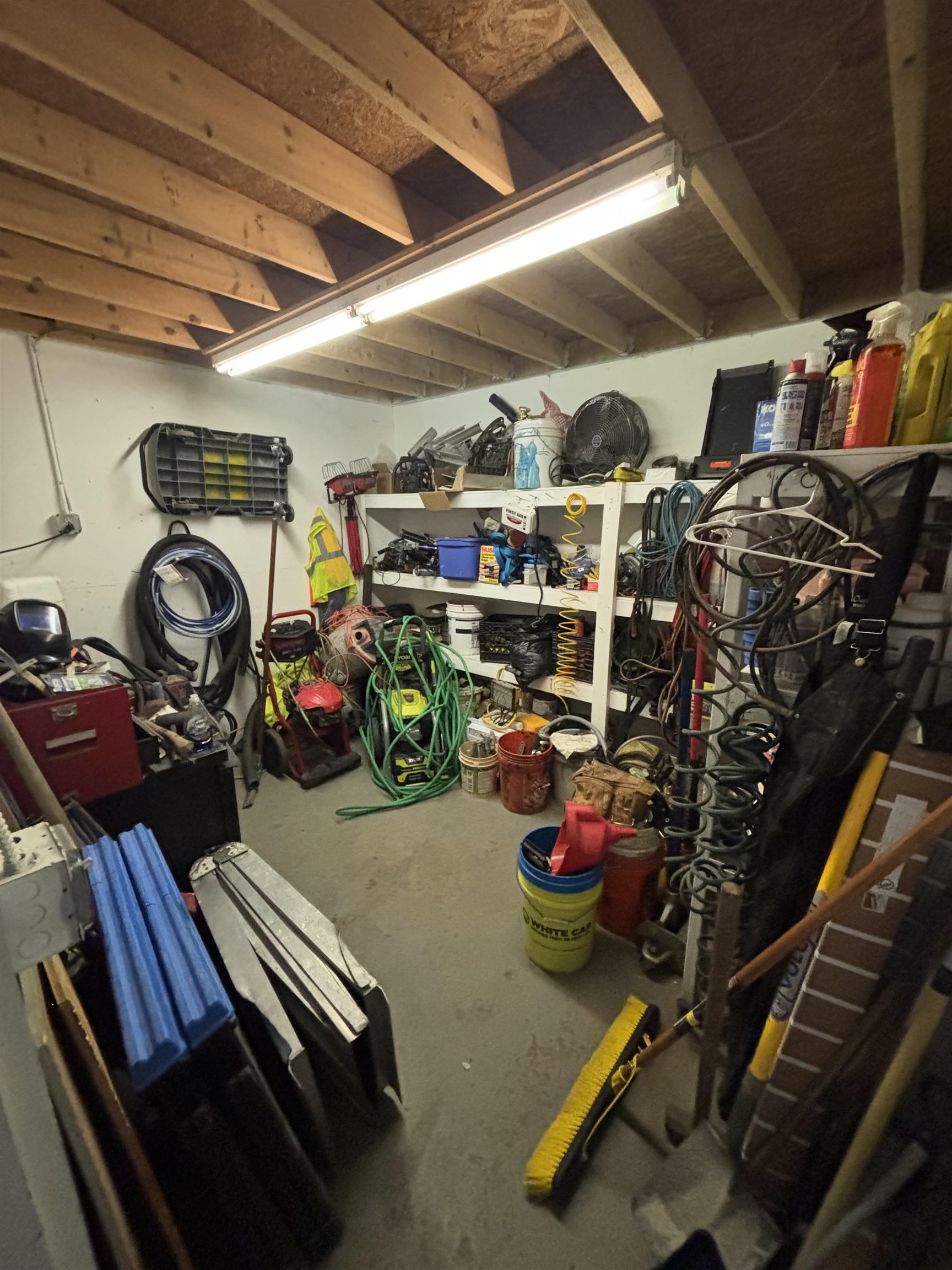 516 Mammoth Road Property Photo 3