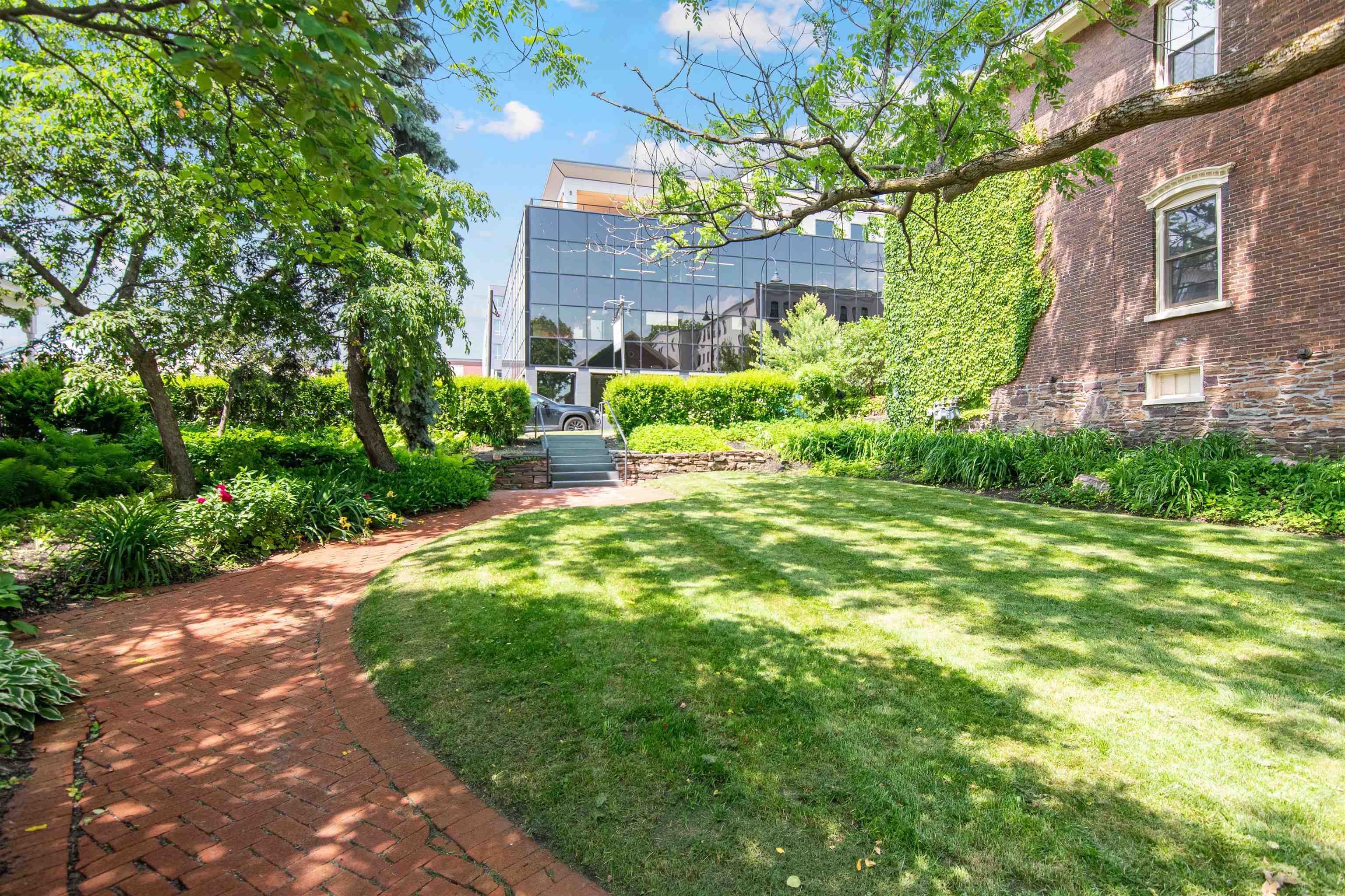 89 College Street Property Photo 3