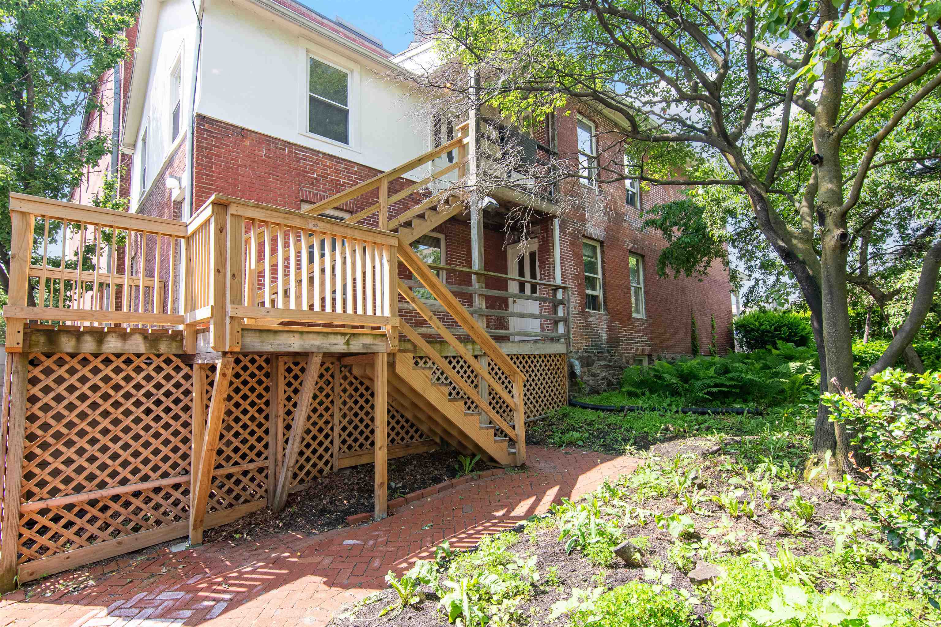 89 College Street Property Photo 4