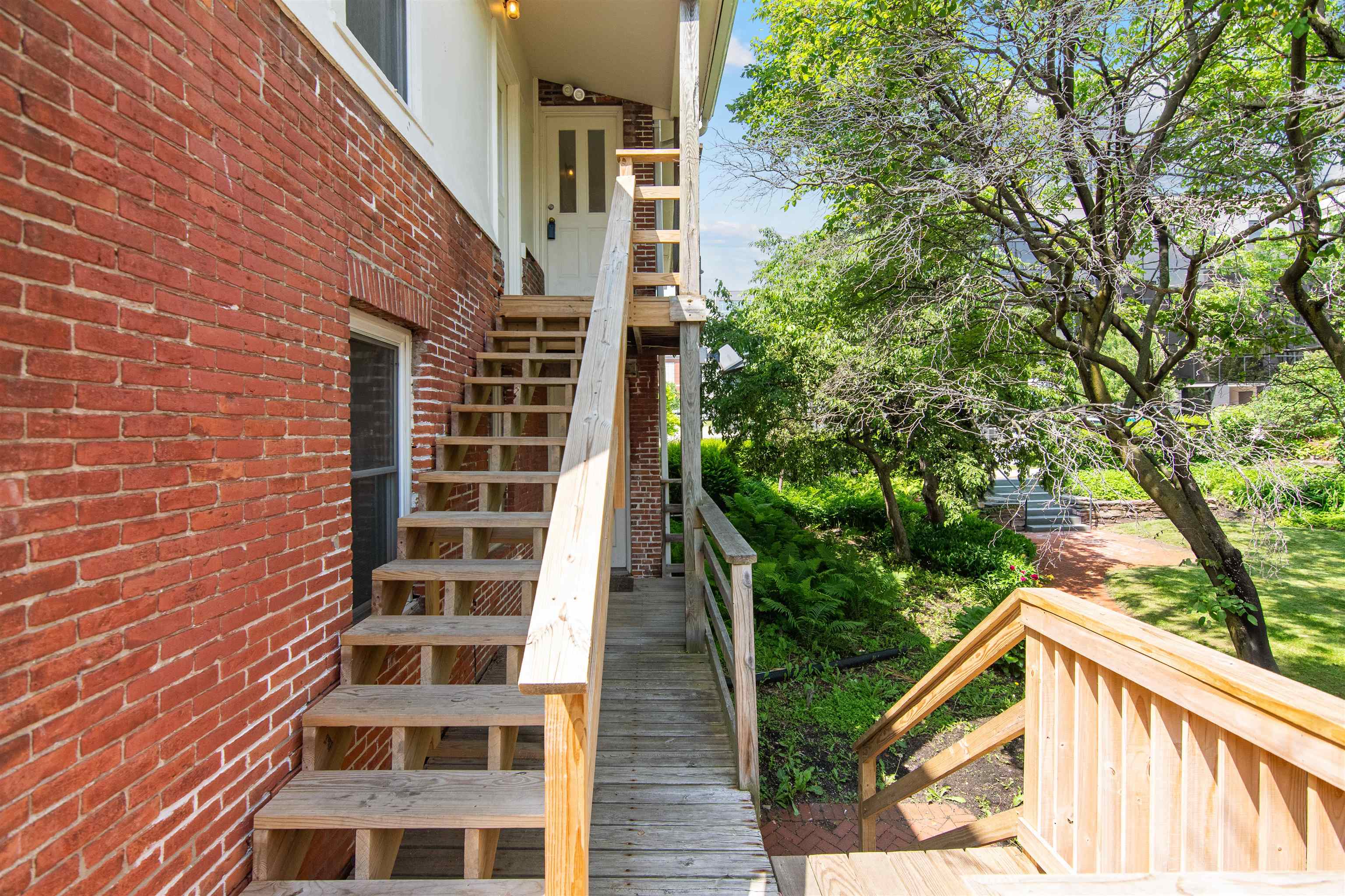 89 College Street Property Photo 6