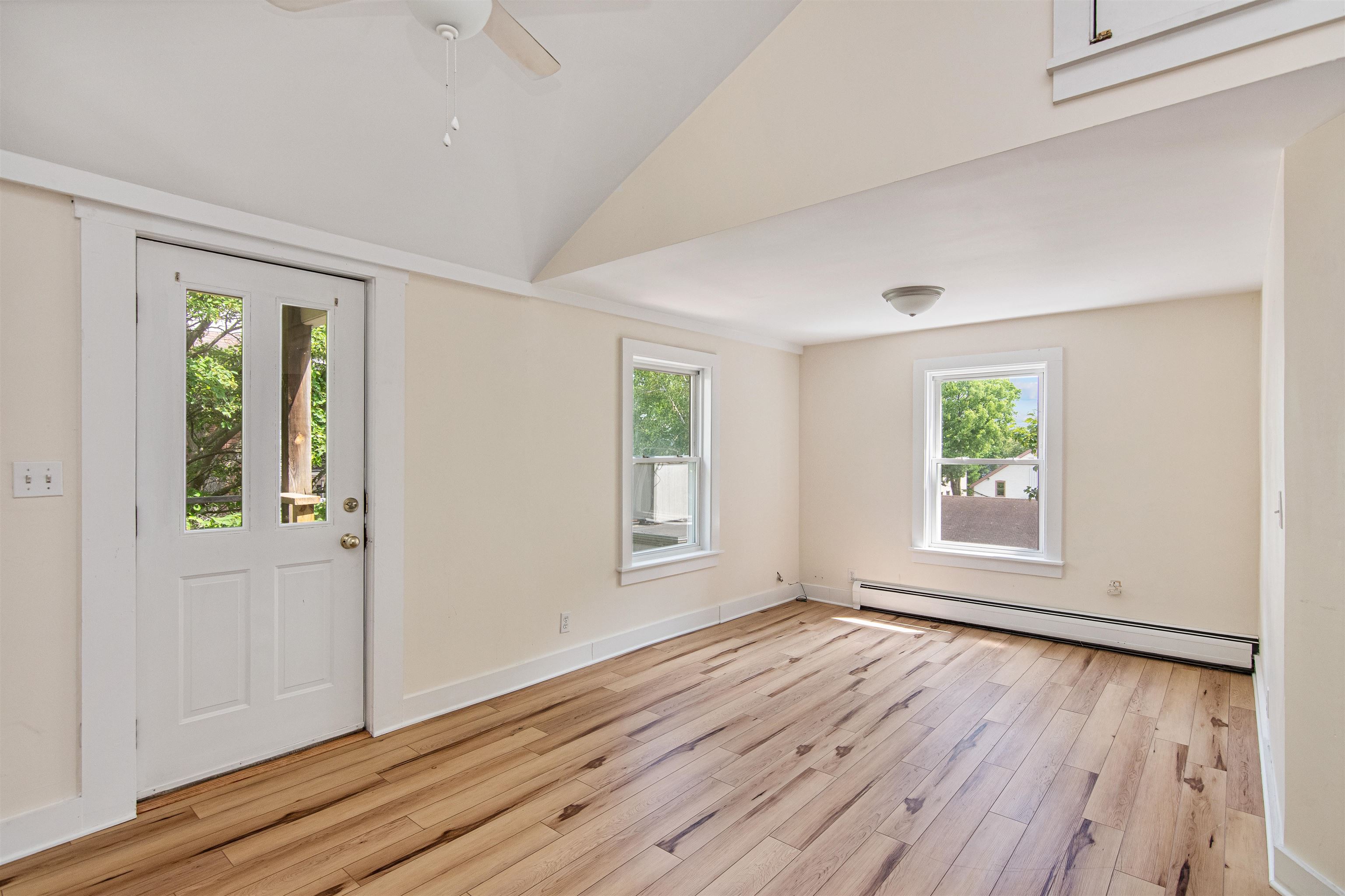 89 College Street Property Photo 8