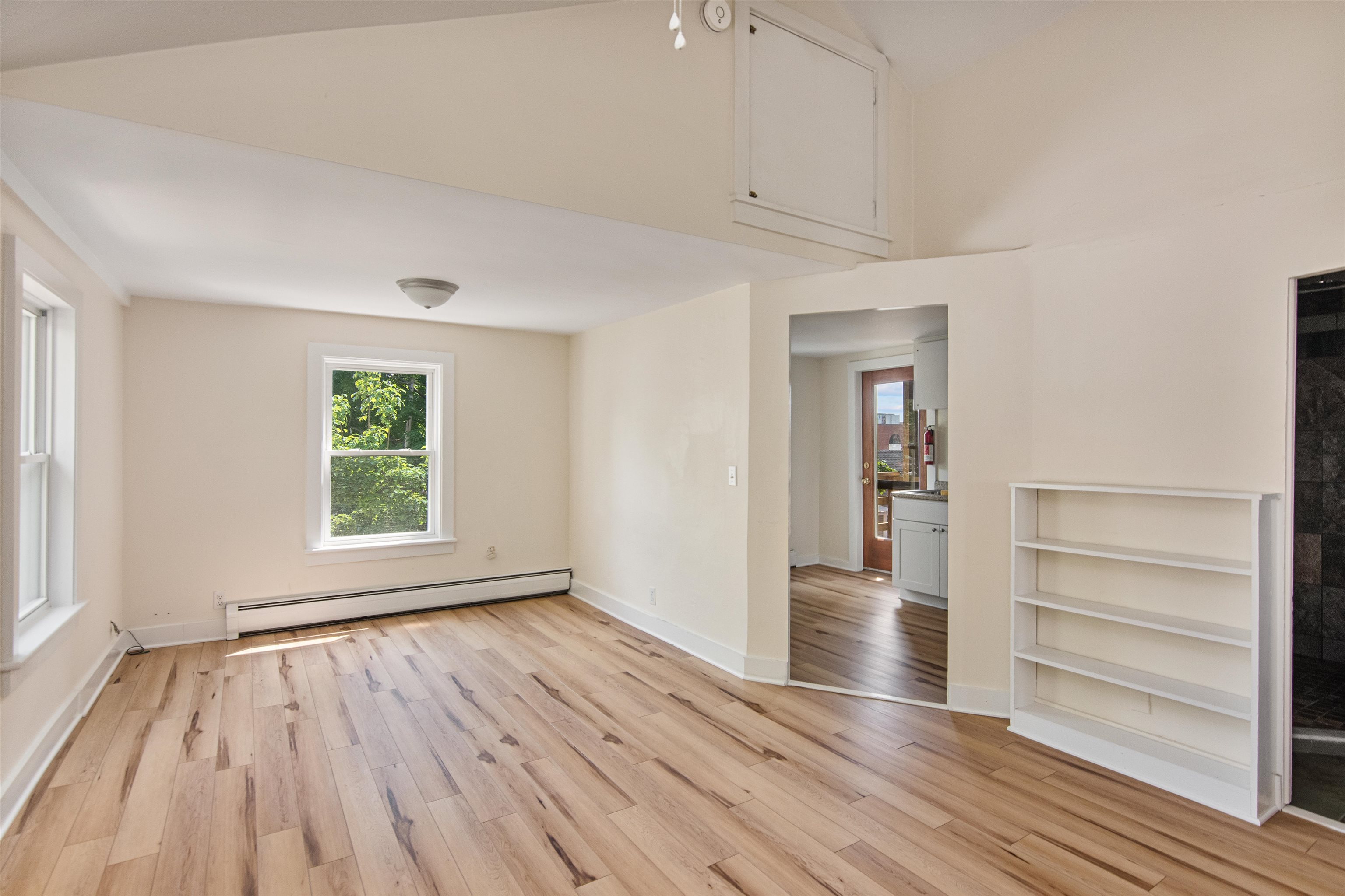 89 College Street Property Photo 9