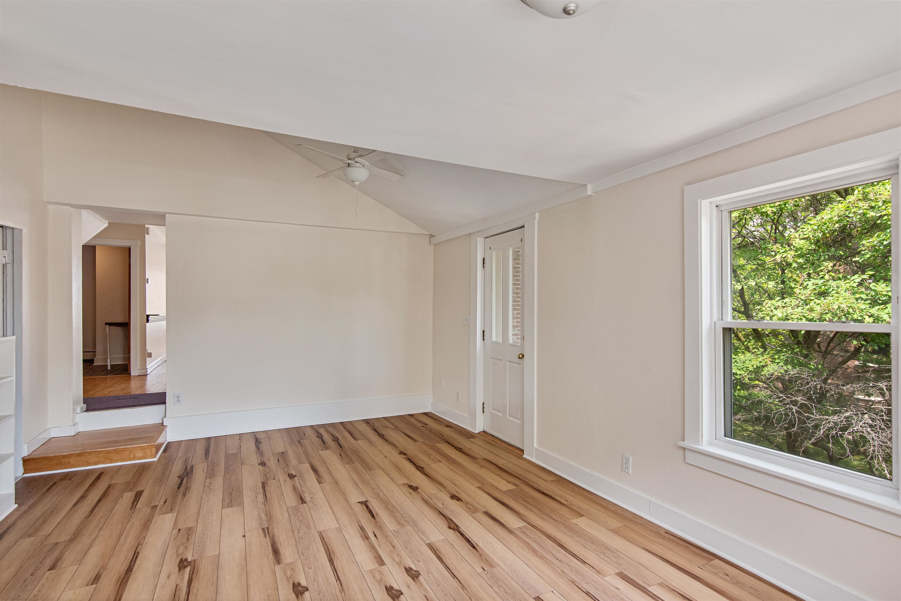 89 College Street Property Photo 10