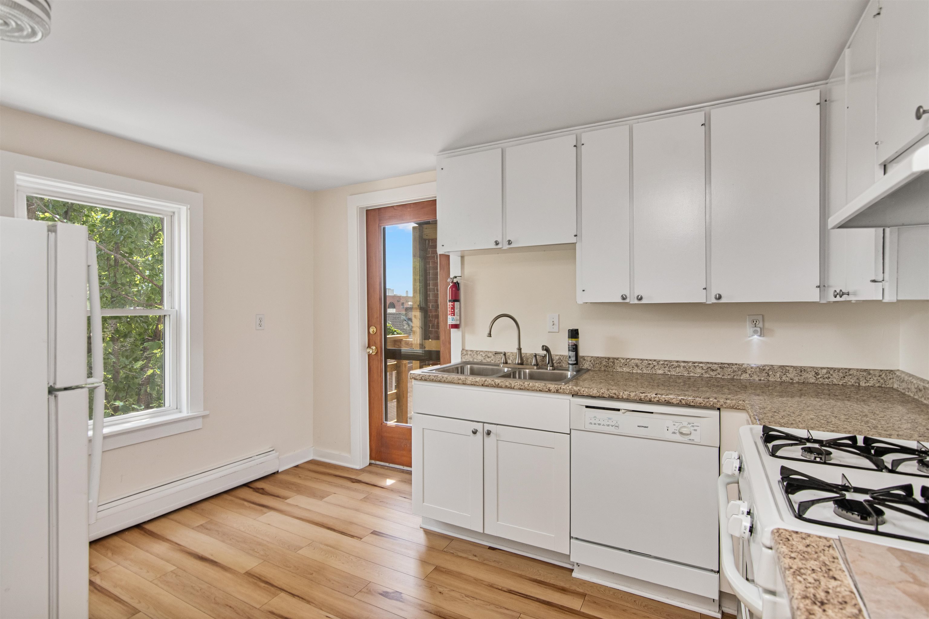 89 College Street Property Photo 11