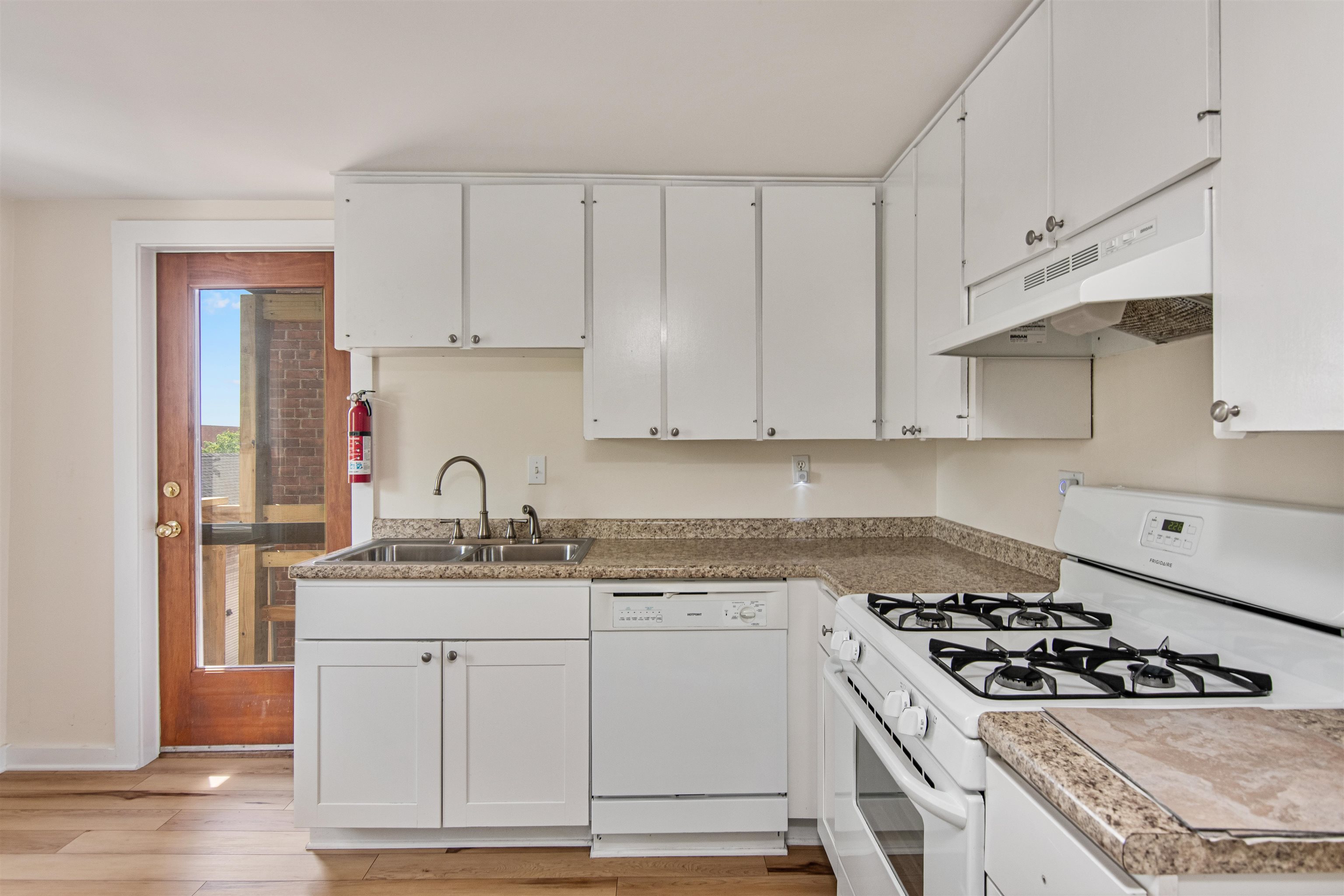 89 College Street Property Photo 12