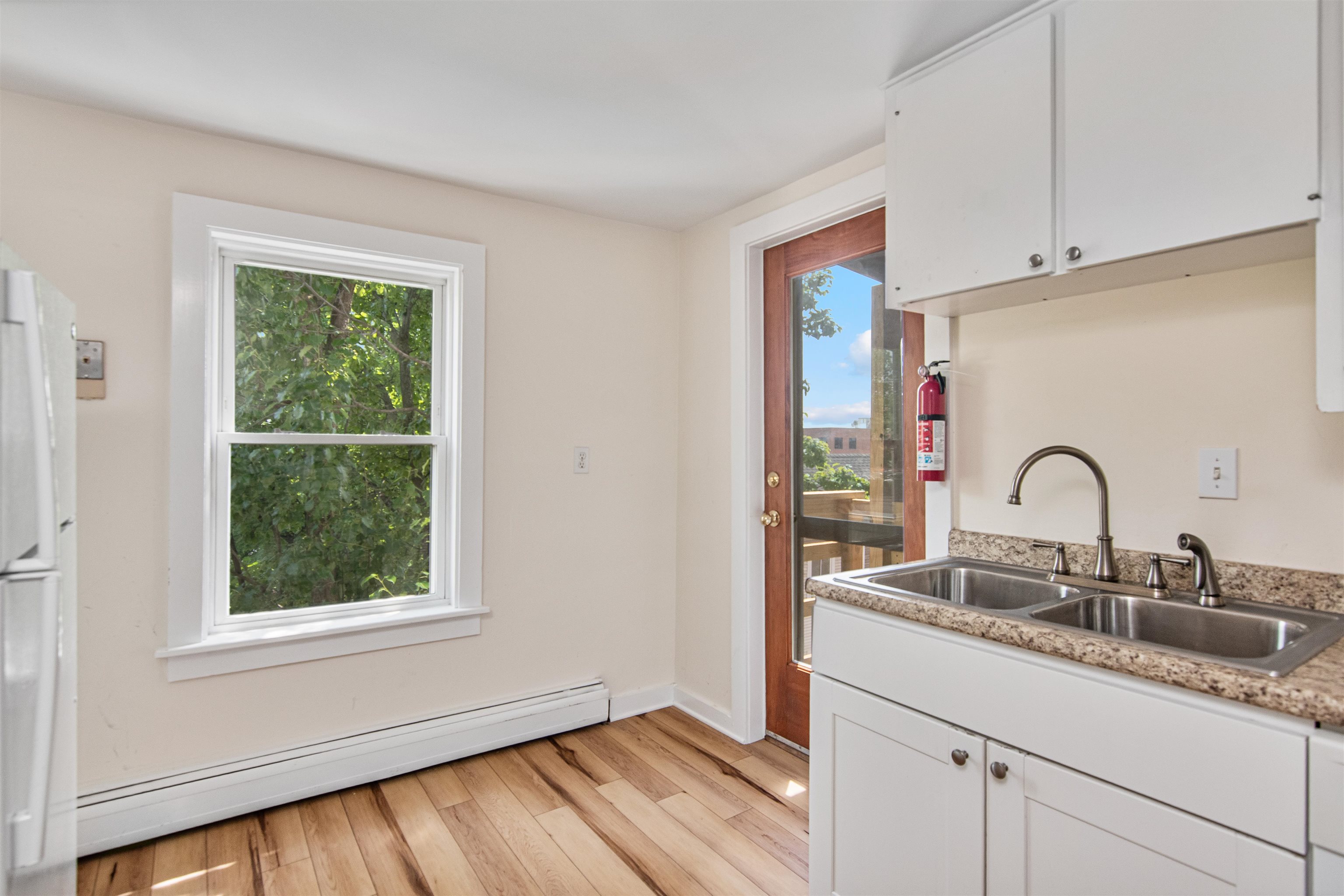 89 College Street Property Photo 13