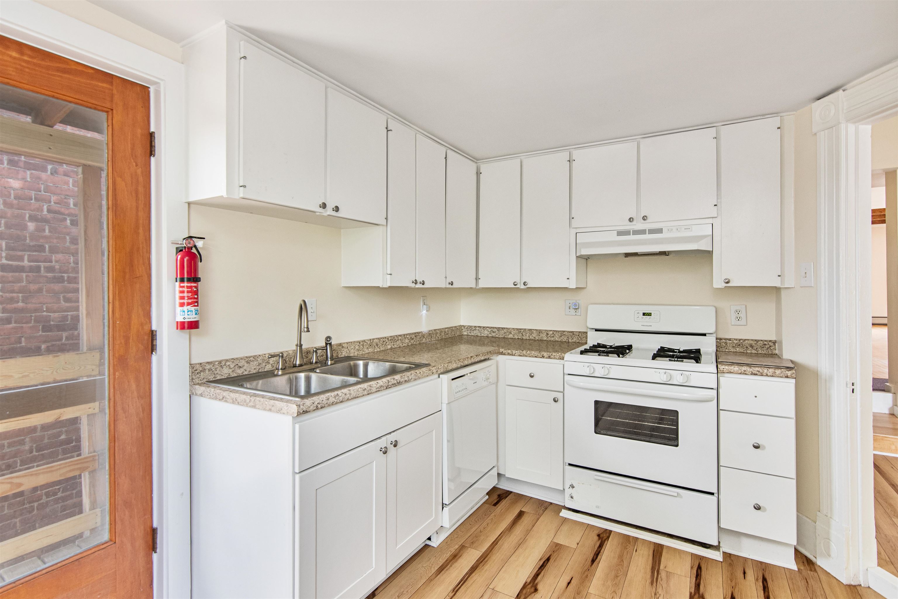 89 College Street Property Photo 14