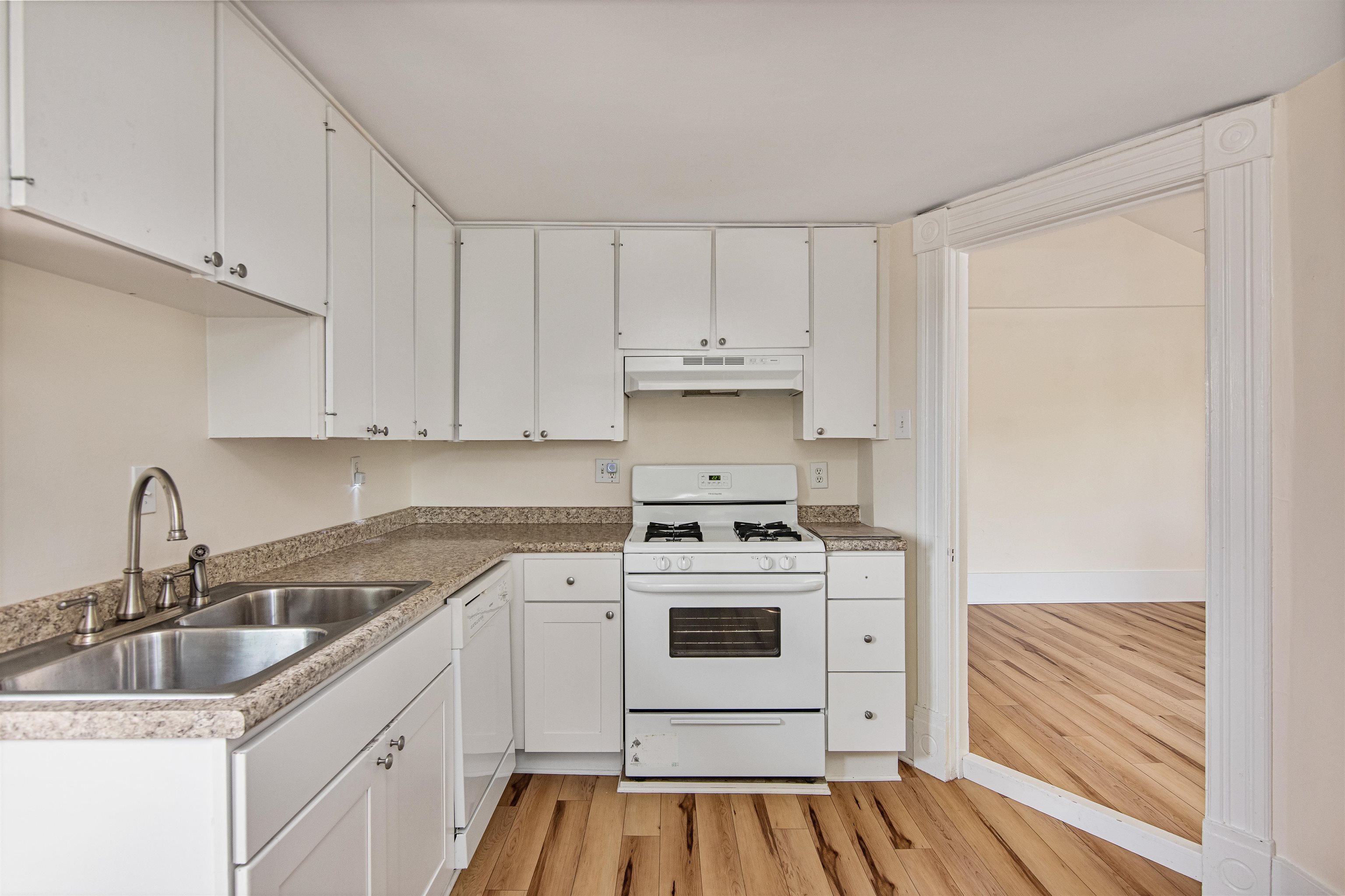 89 College Street Property Photo 15