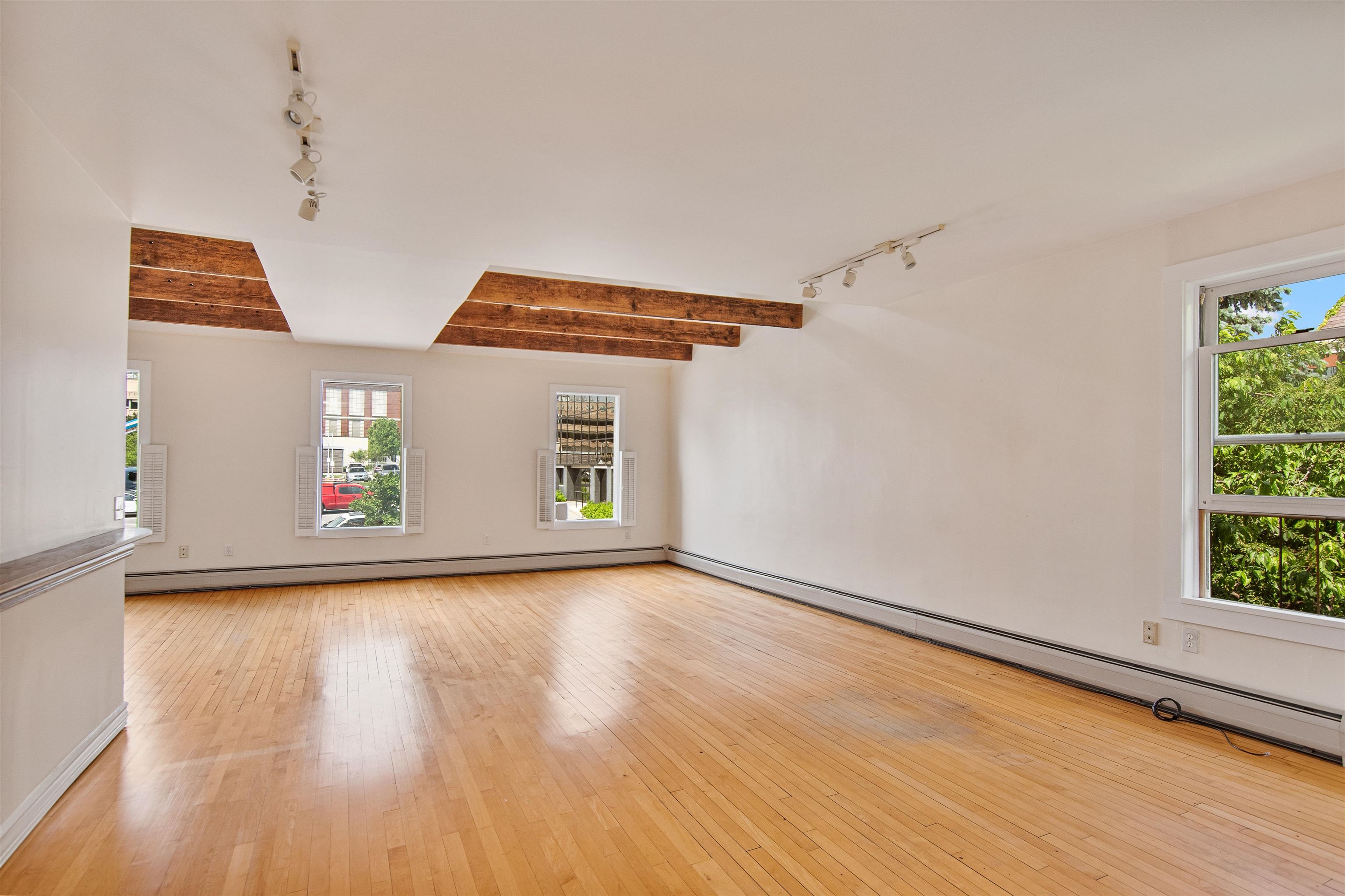 89 College Street Property Photo 17