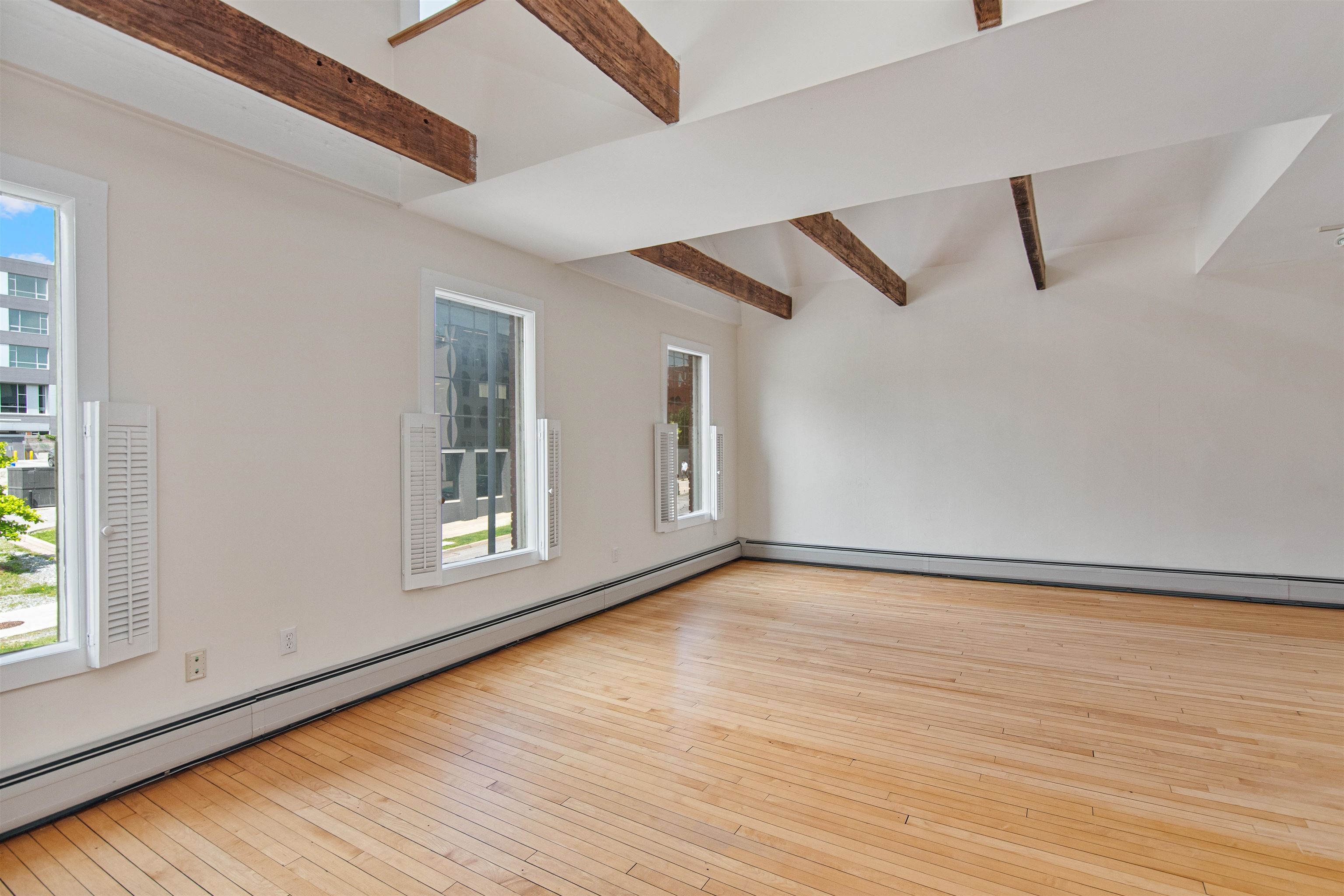 89 College Street Property Photo 19