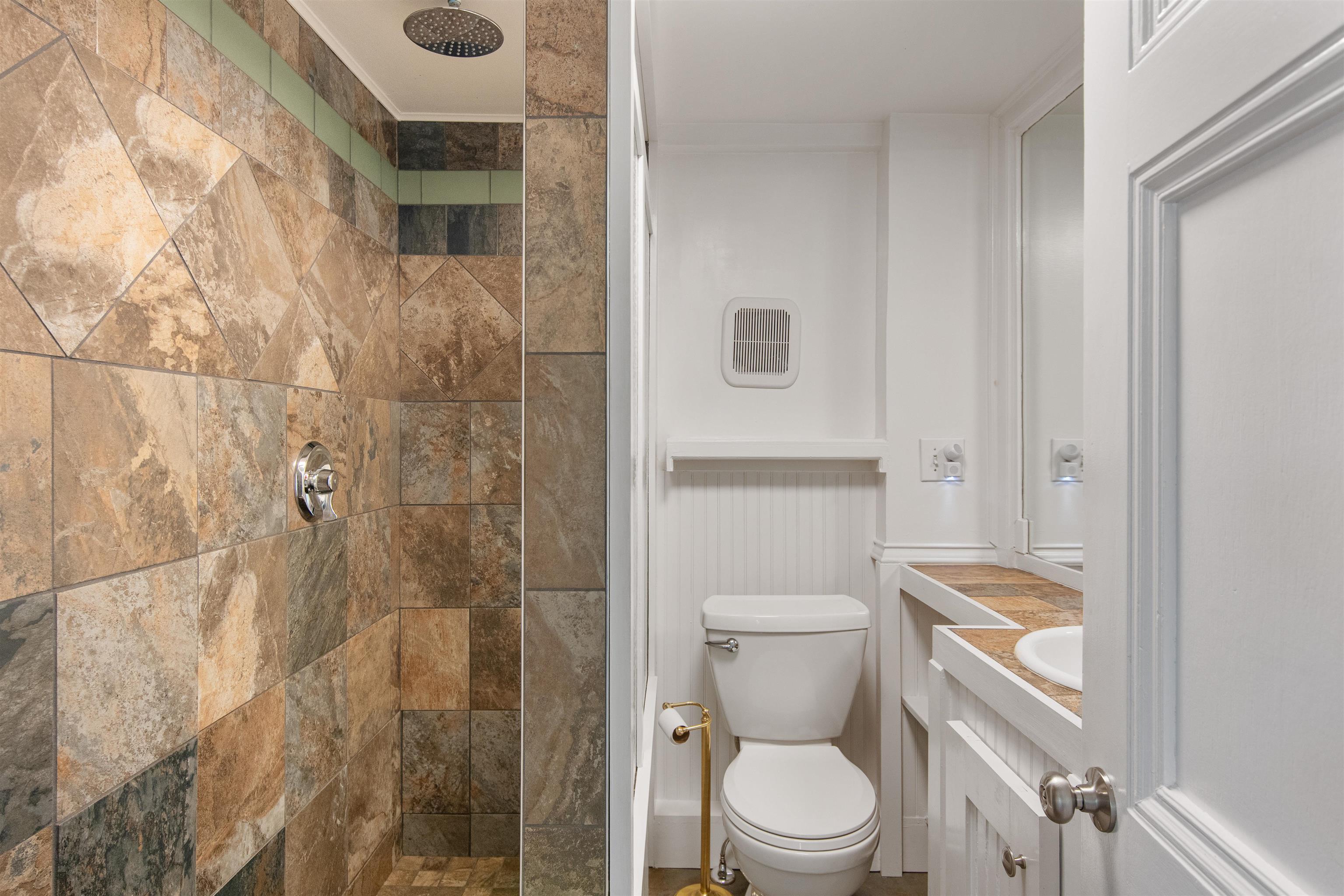 89 College Street Property Photo 21