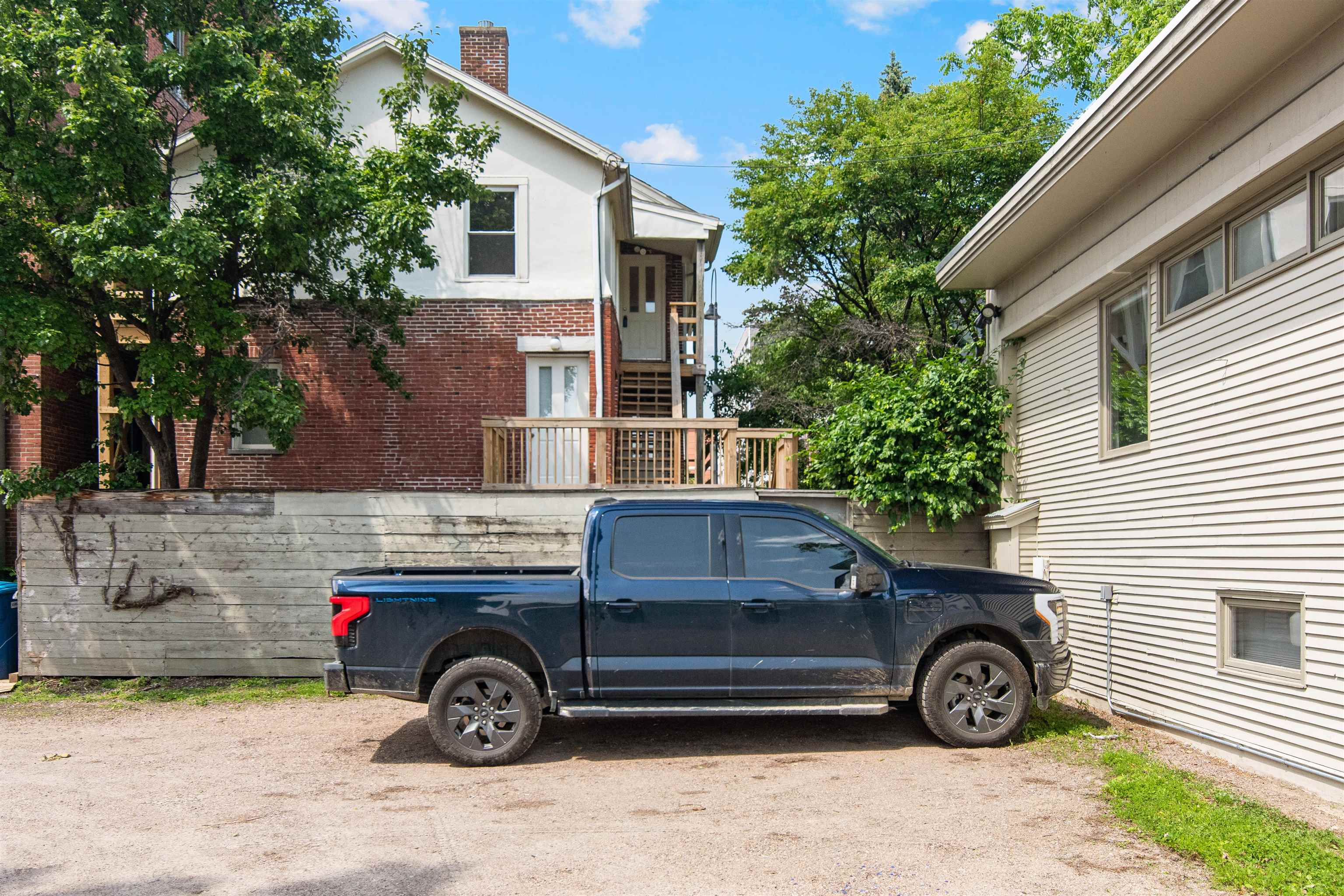 89 College Street Property Photo 33