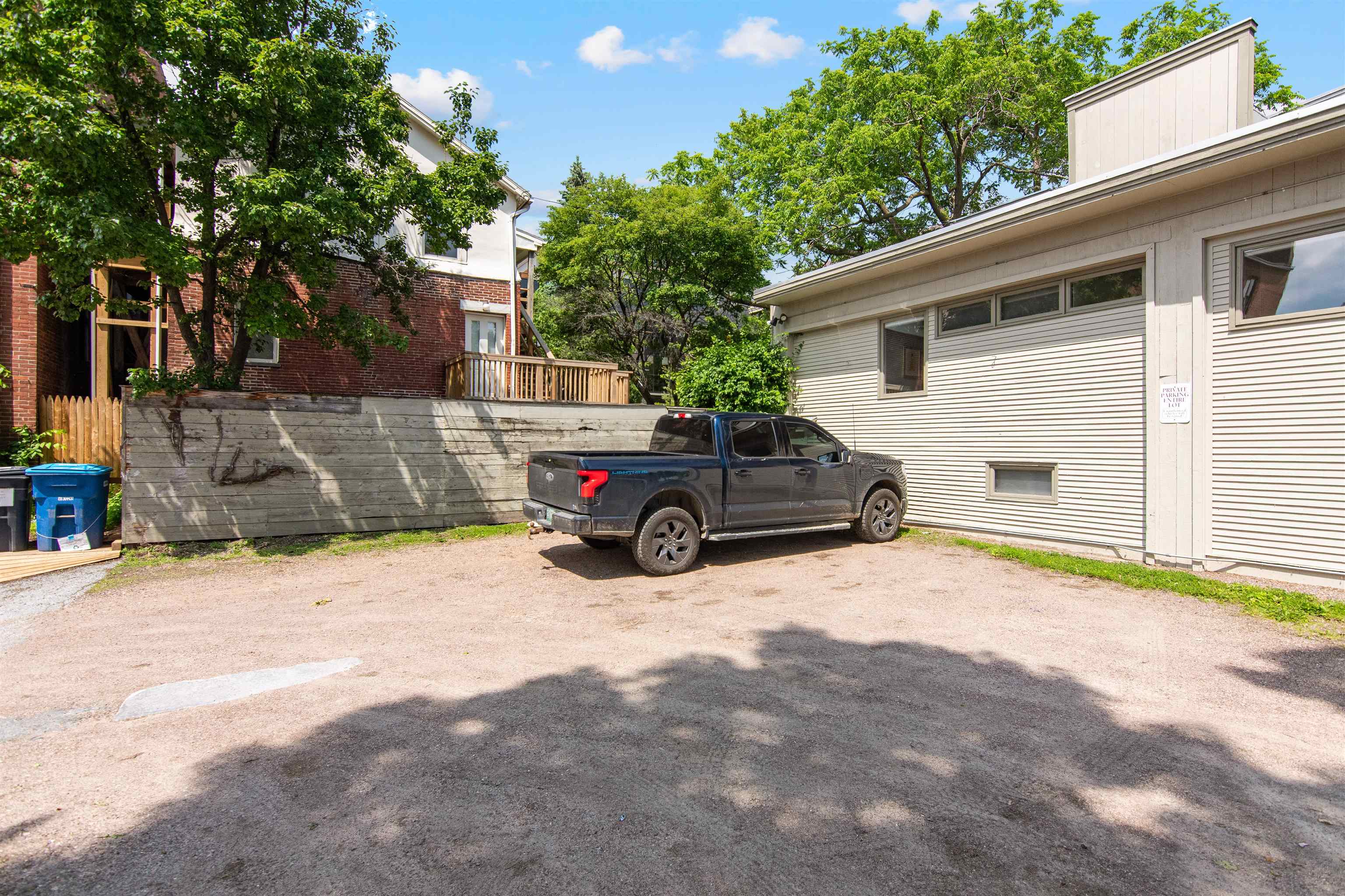 89 College Street Property Photo 34