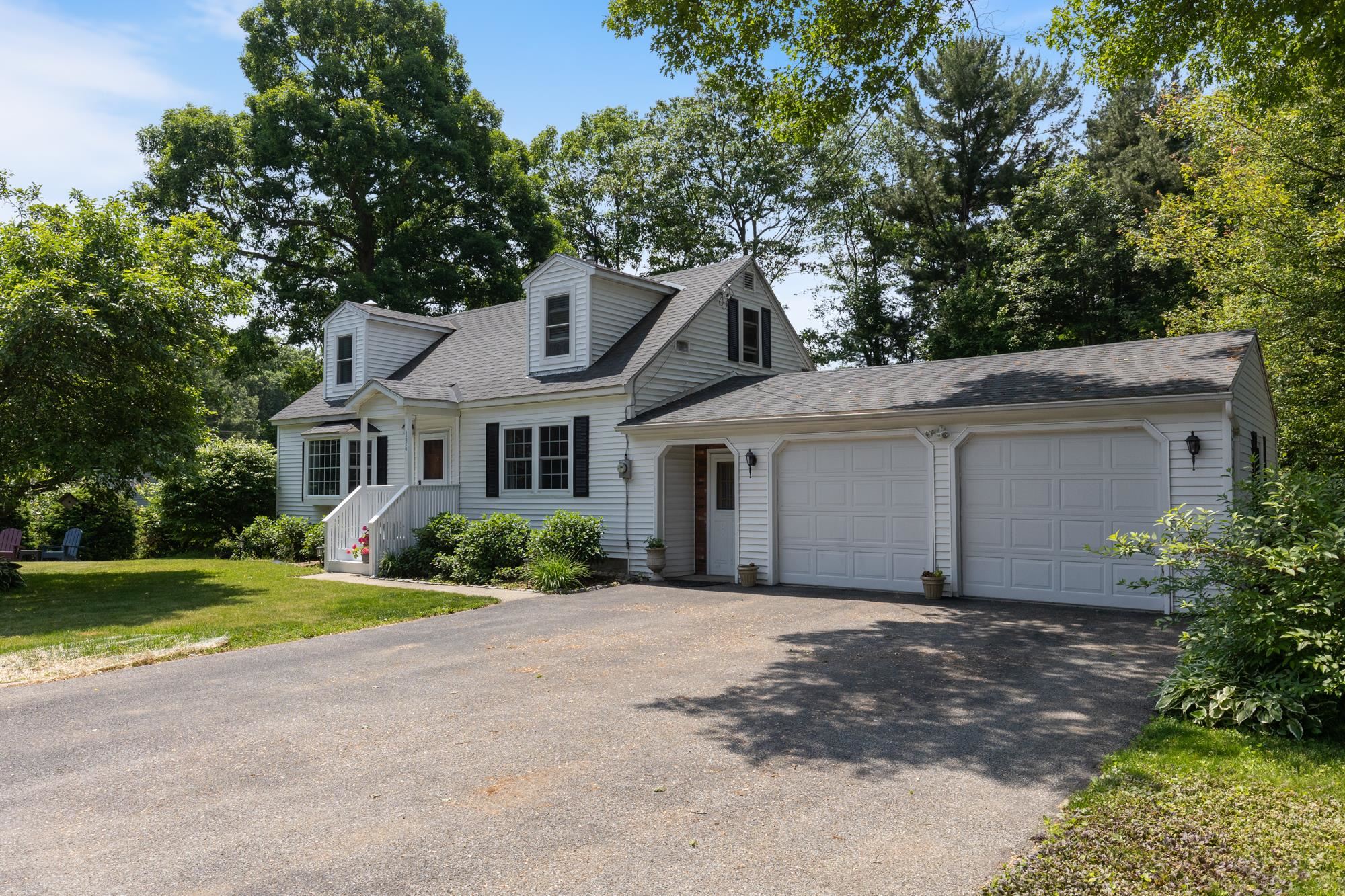 136 Red Oak Drive Property Photo 1