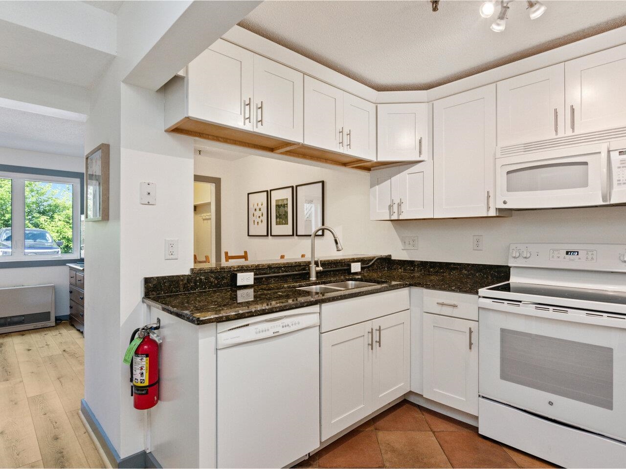 337 College Street Property Photo 1
