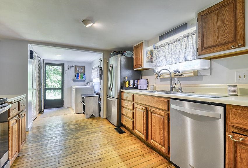 552 Valley Road Property Photo 4